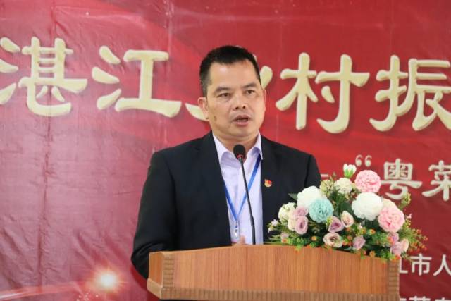 长山镇党委书记郑基雄讲话。